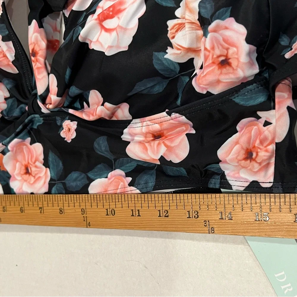 NWT Dressfo Women XXL Racer Back Bikini Top Black Floral V-Neck  Built-In Bra
